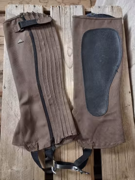Shortchaps stl L i brun nylon från Mountain Horse