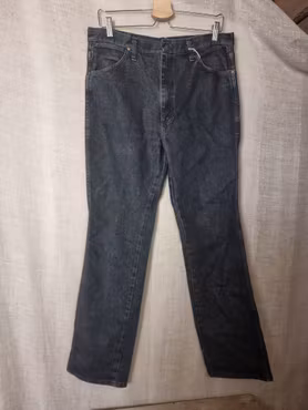 Jeans i svart stl 34*34 från Wrangler