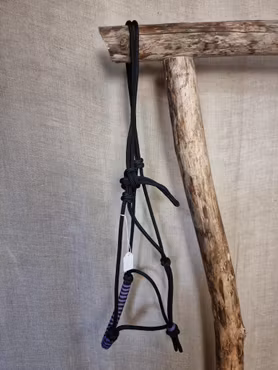 Repgrimma stl full i svart med lila detaljer