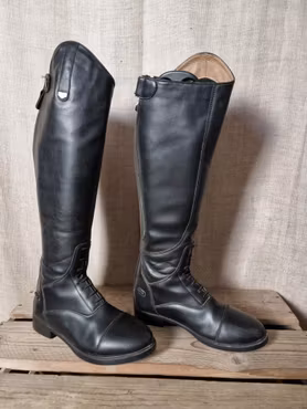 Ridstövlar stl 37 w i konstskinn lätt fodrade från Horze höjd 44 cm baktill och 34 cm i lårvidd