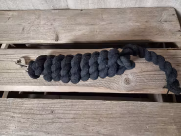 Grimskaft i svart