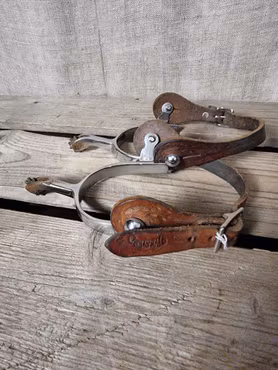 Sporrar med remmar från Weaver stl dam
