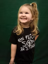 Barn - T-shirt - En flicka som är stark