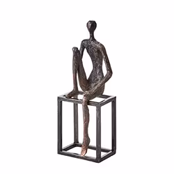 POSE Man på kub L9xB9xH26 cm