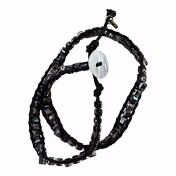 ICON Maya svart läderarmband i två varv med platta svarta kristaller, 32 cm