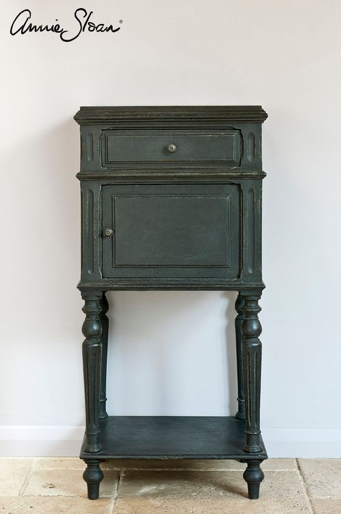 Sängbord målat med Annie sloan Chalk Paint Graphite