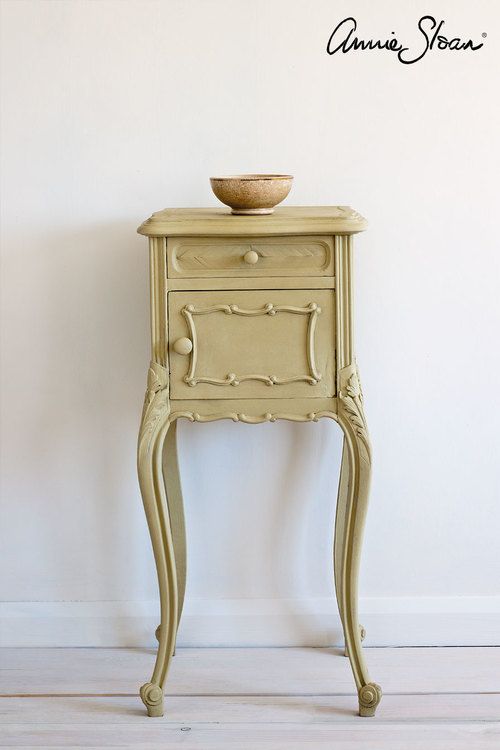 Sängbord målat med Annie sloan Chalk Paint Versailles