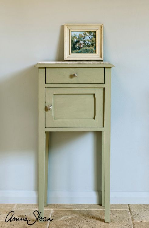 Sängbord målat med Annie Sloan Chalk Paint Chateau Grey
