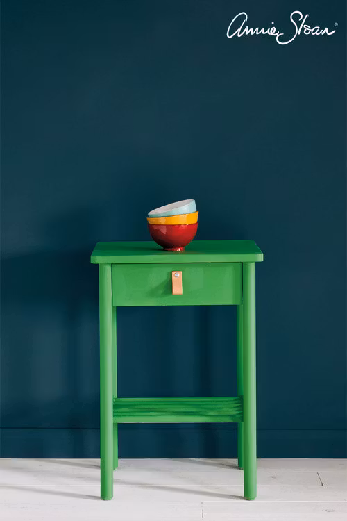 Sängbord målat med Annie Sloan Chalk Paint Antibes Green