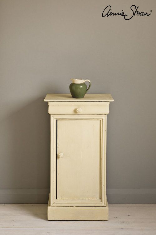 Sängbord målat med Annie Sloan Chalk Paint Cream