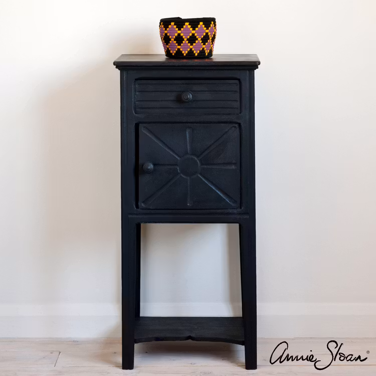 Möbel målad med Annie Sloan Chalk Paint Athenian Black