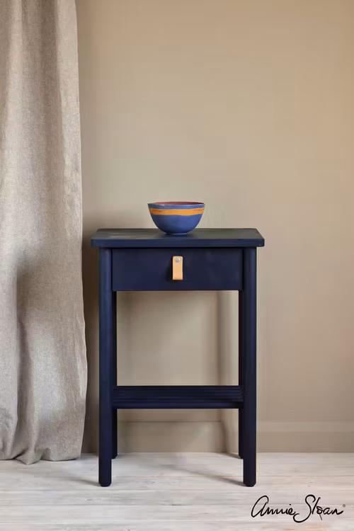 Möbel målad med Annie Sloan Chalk Paint Oxford Navy