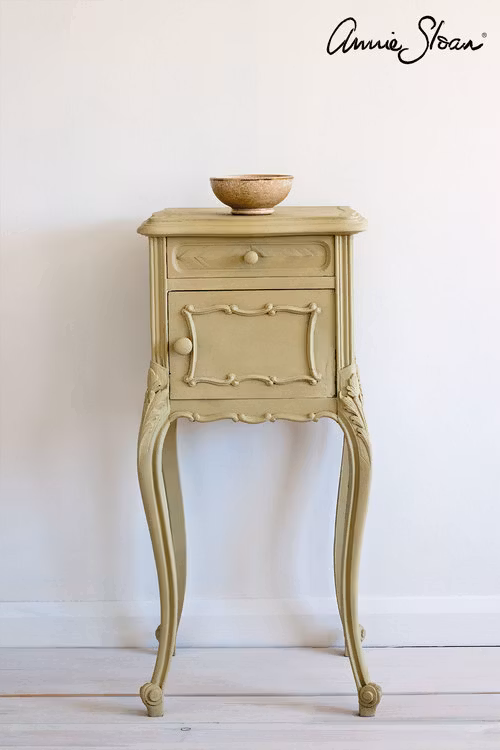Möbel målad med Annie Sloan Chalk Paint Versailles