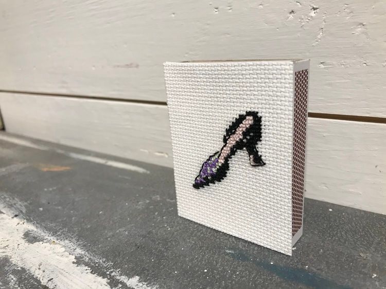 Tändsticksask med broderad sko