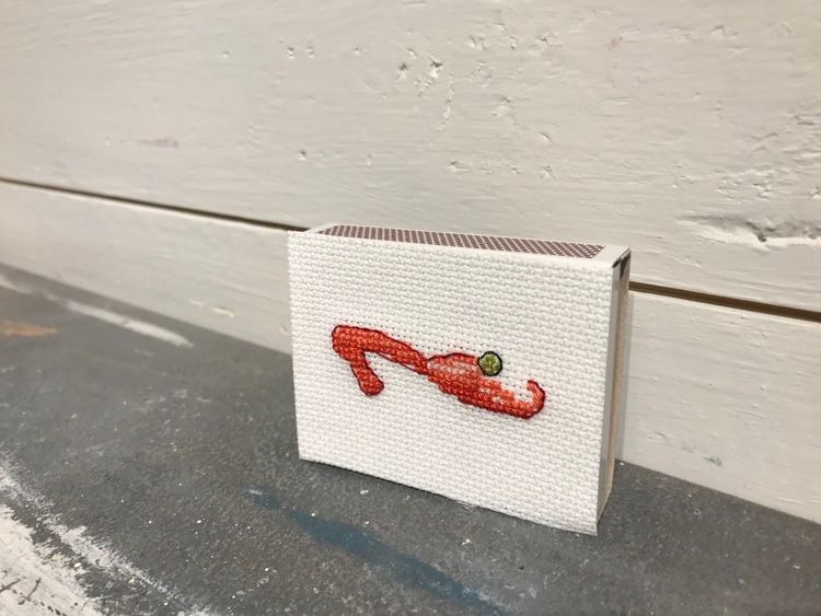 Tändsticksask med broderad sko
