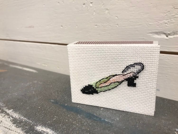 Tändsticksask med broderad sko