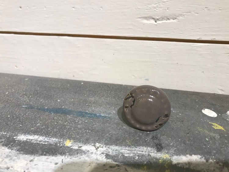 Liten beigebrun keramikknopp
