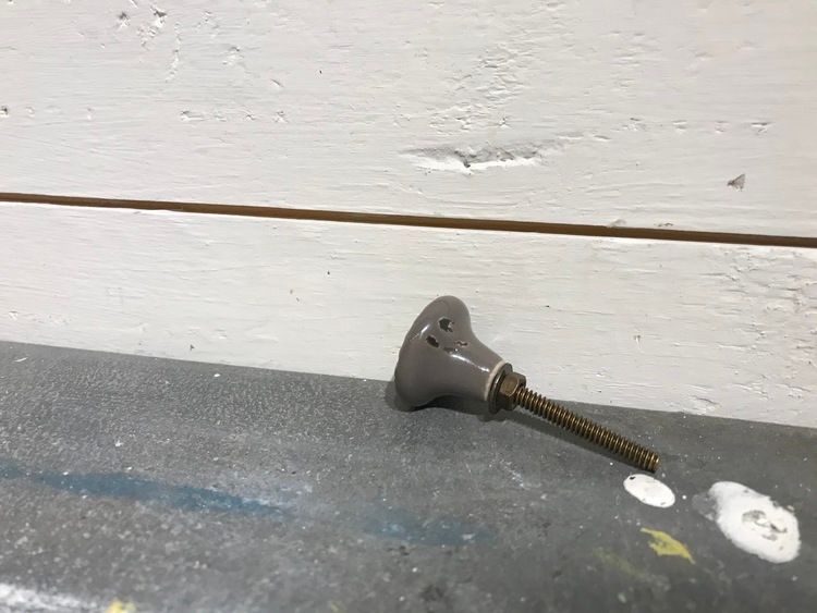 Liten beigebrun keramikknopp
