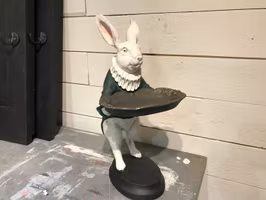 Påskhare med grön kavaj och bricka