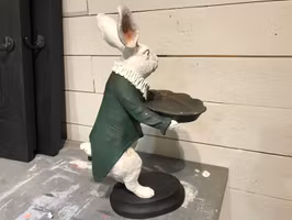 Påskhare med grön kavaj och bricka