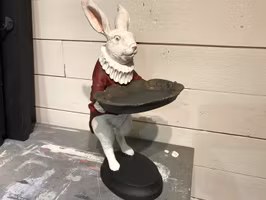 Påskhare med röd kavaj och bricka