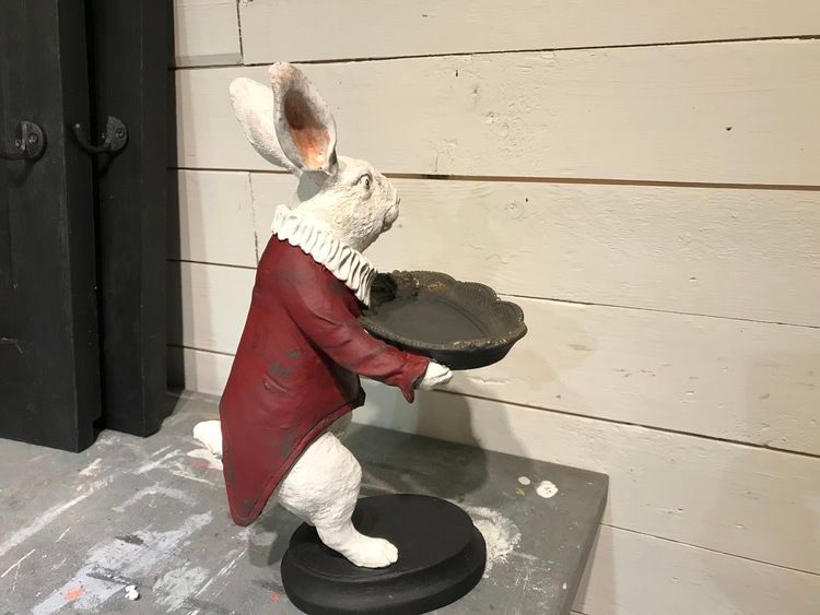 Påskhare med röd kavaj och bricka