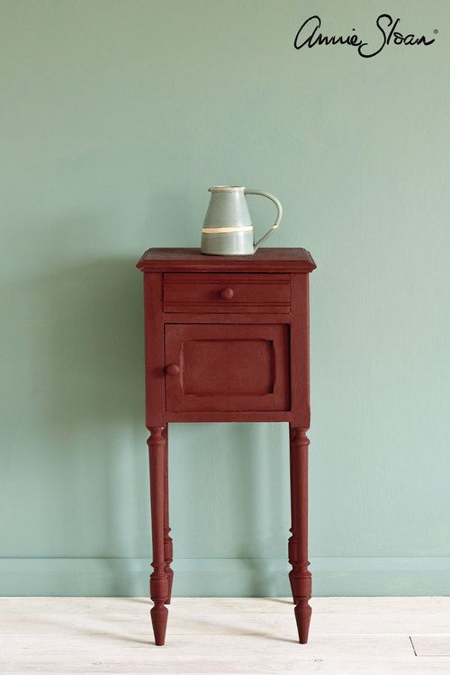 Sängbord målat med Annie sloan Chalk Paint Primer Red
