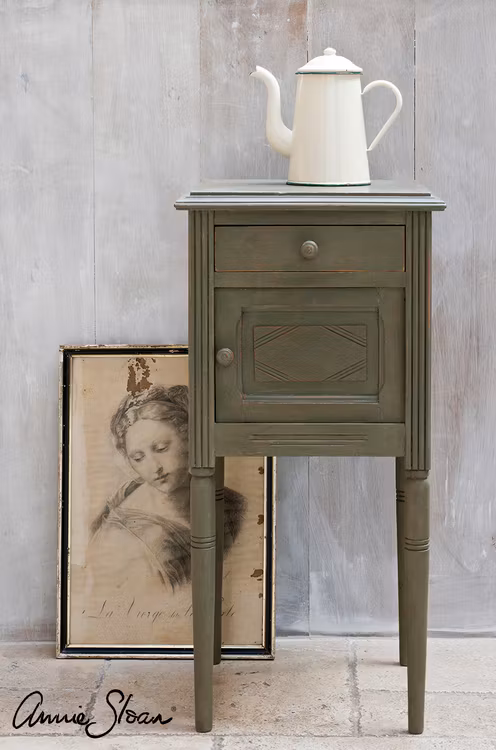 Sängbord målat med Annie Sloan Chalk Paint Olive