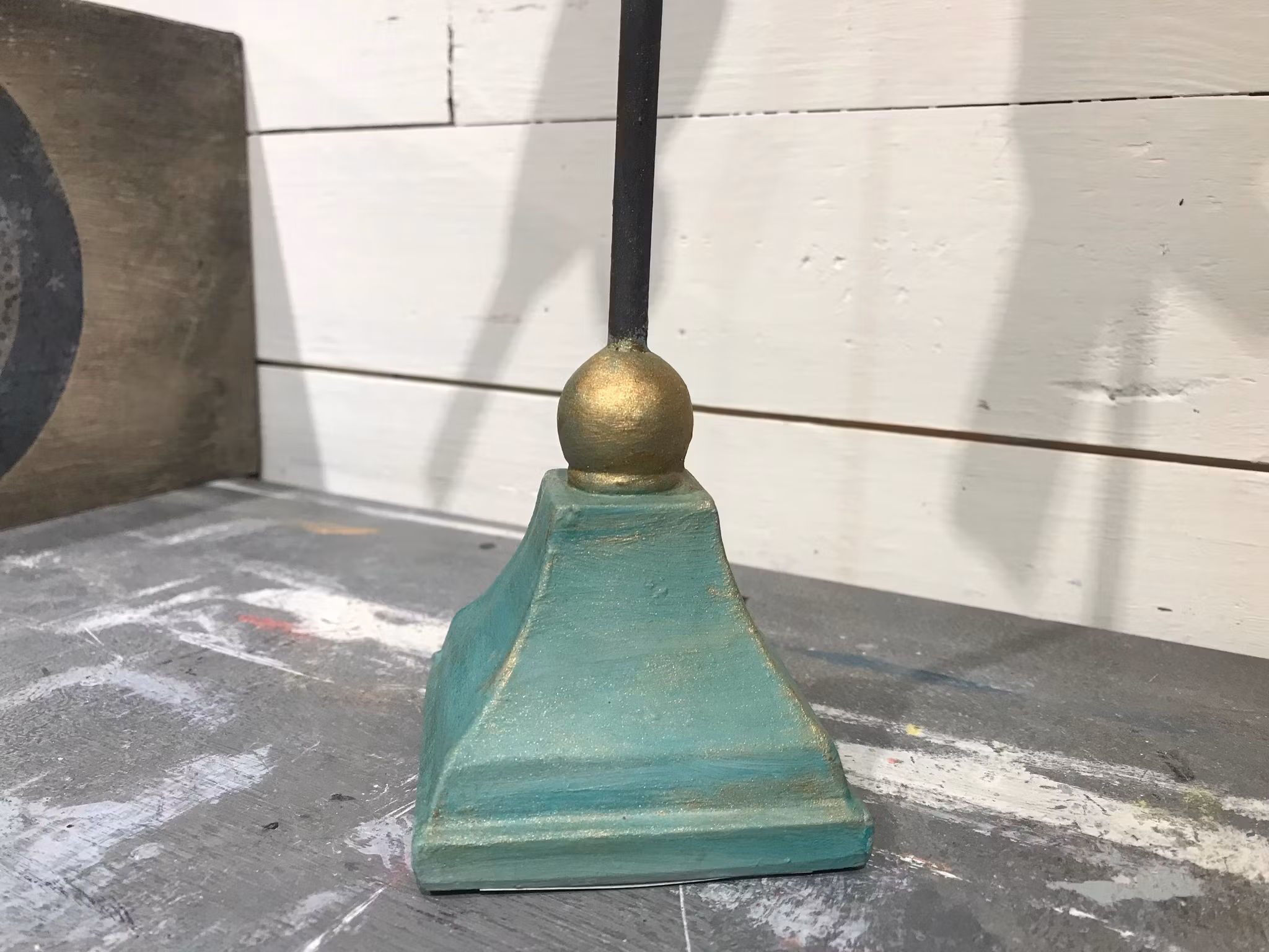 Sångfågelns fot, handmålad med Annie Sloan Chalk Paint.