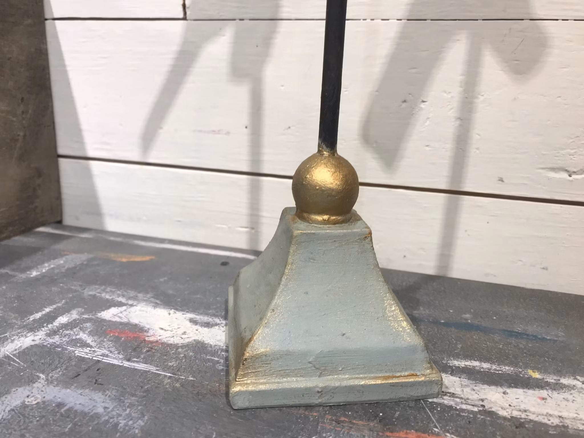 Sångfågelns fot, handmålad med Annie Sloan Chalk Paint.