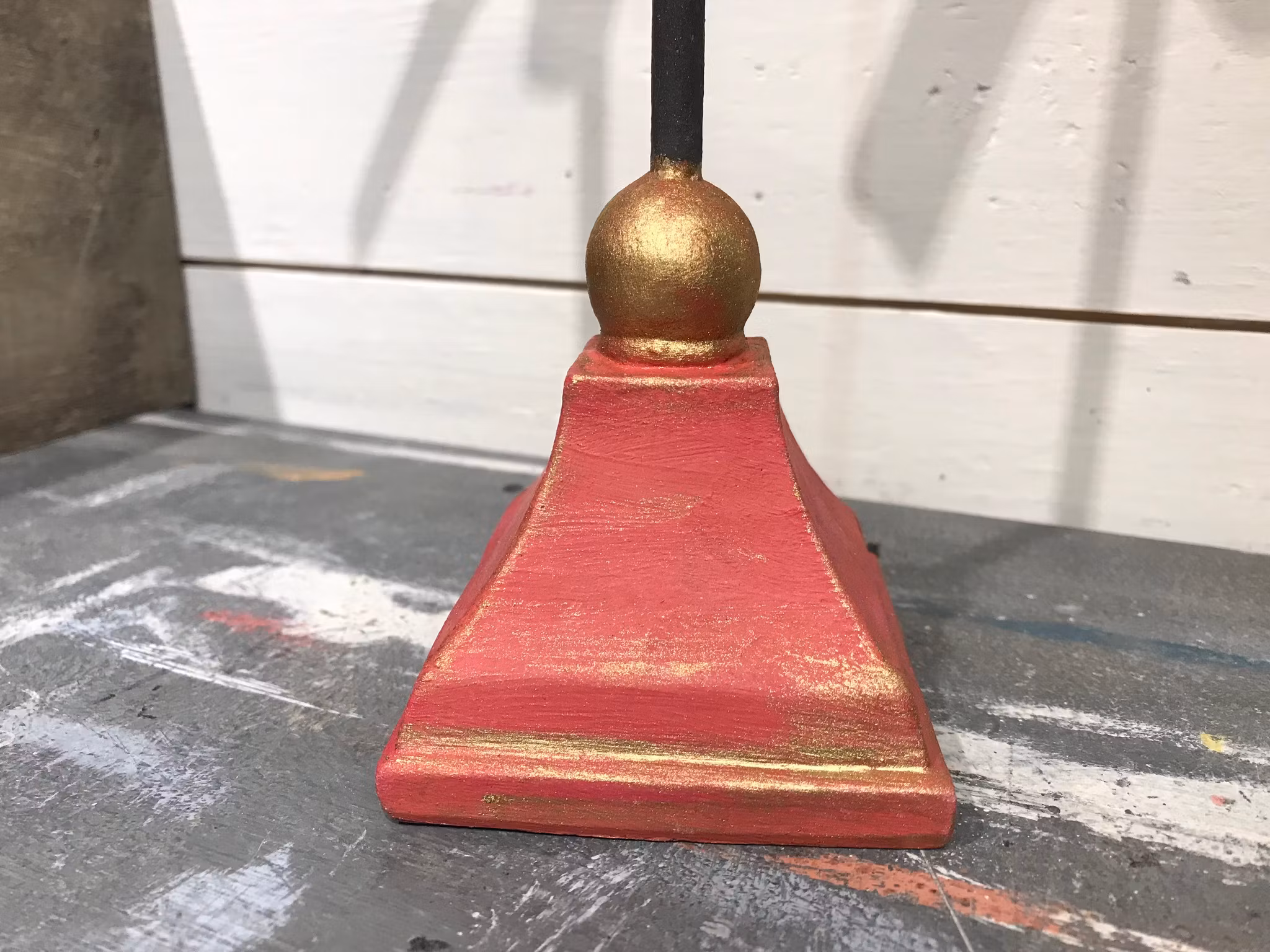 Sångfågelns fot, handmålad med Annie Sloan Chalk Paint.