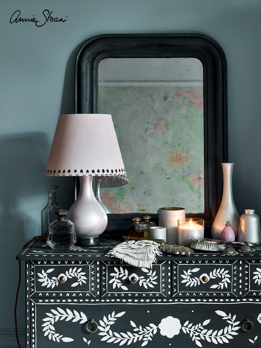 Lampfot och flaskor målade med Annie Sloan Pearl Cent Glaze