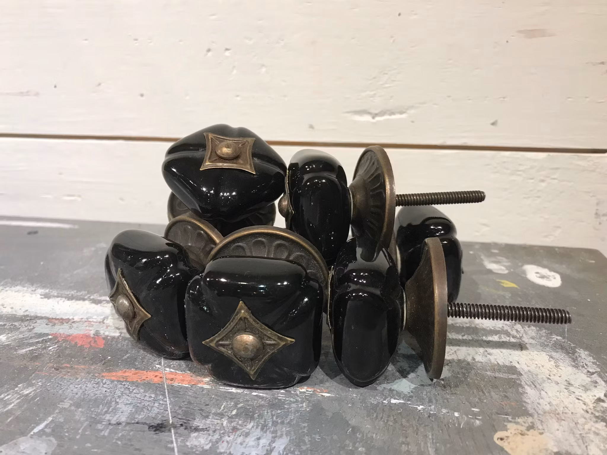 Knopp svart fyrkantig med metallbricka