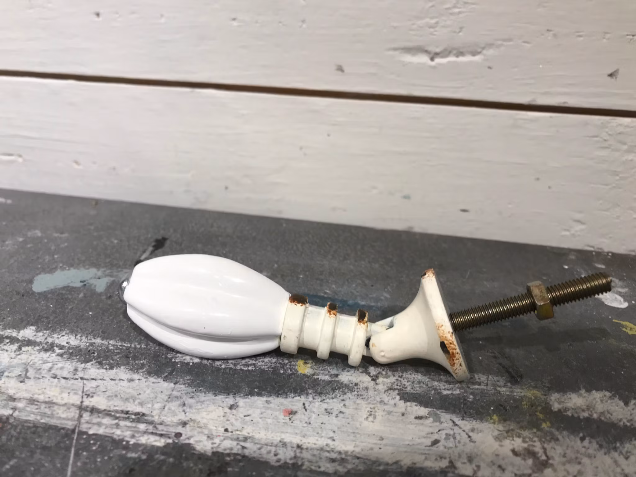 Knopp i metall med hänge