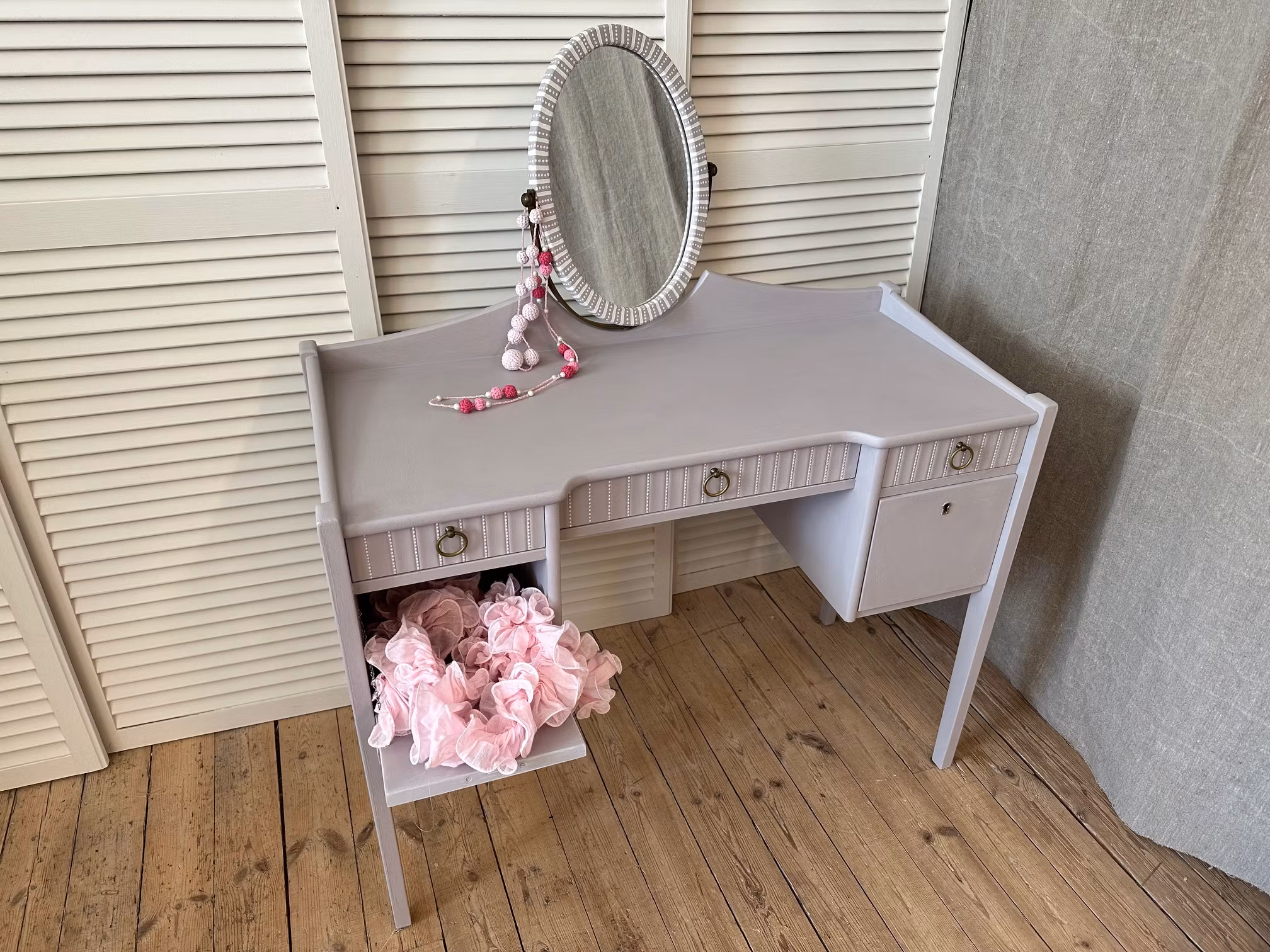 Sminkbord modell mindre