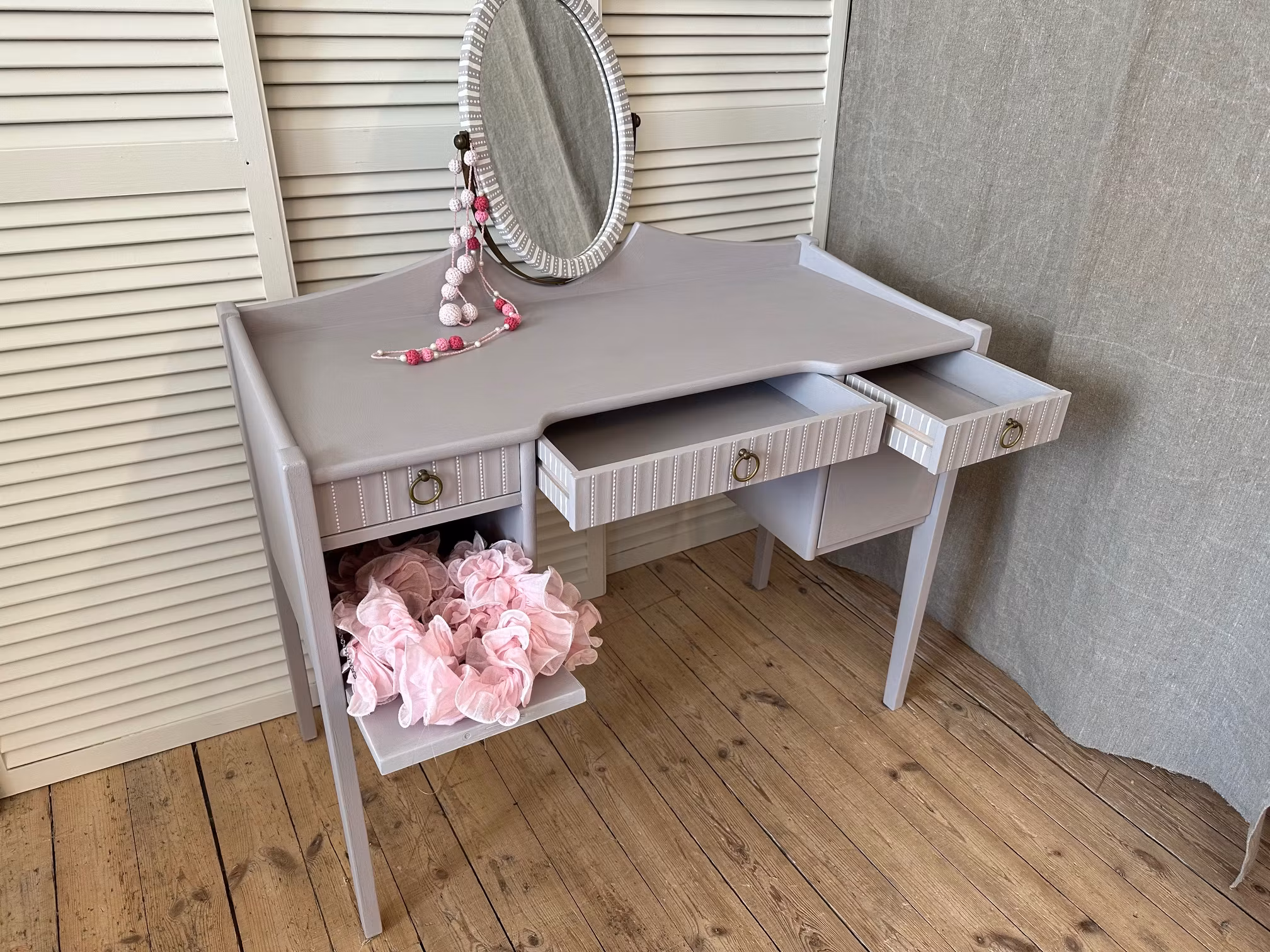 Sminkbord modell mindre