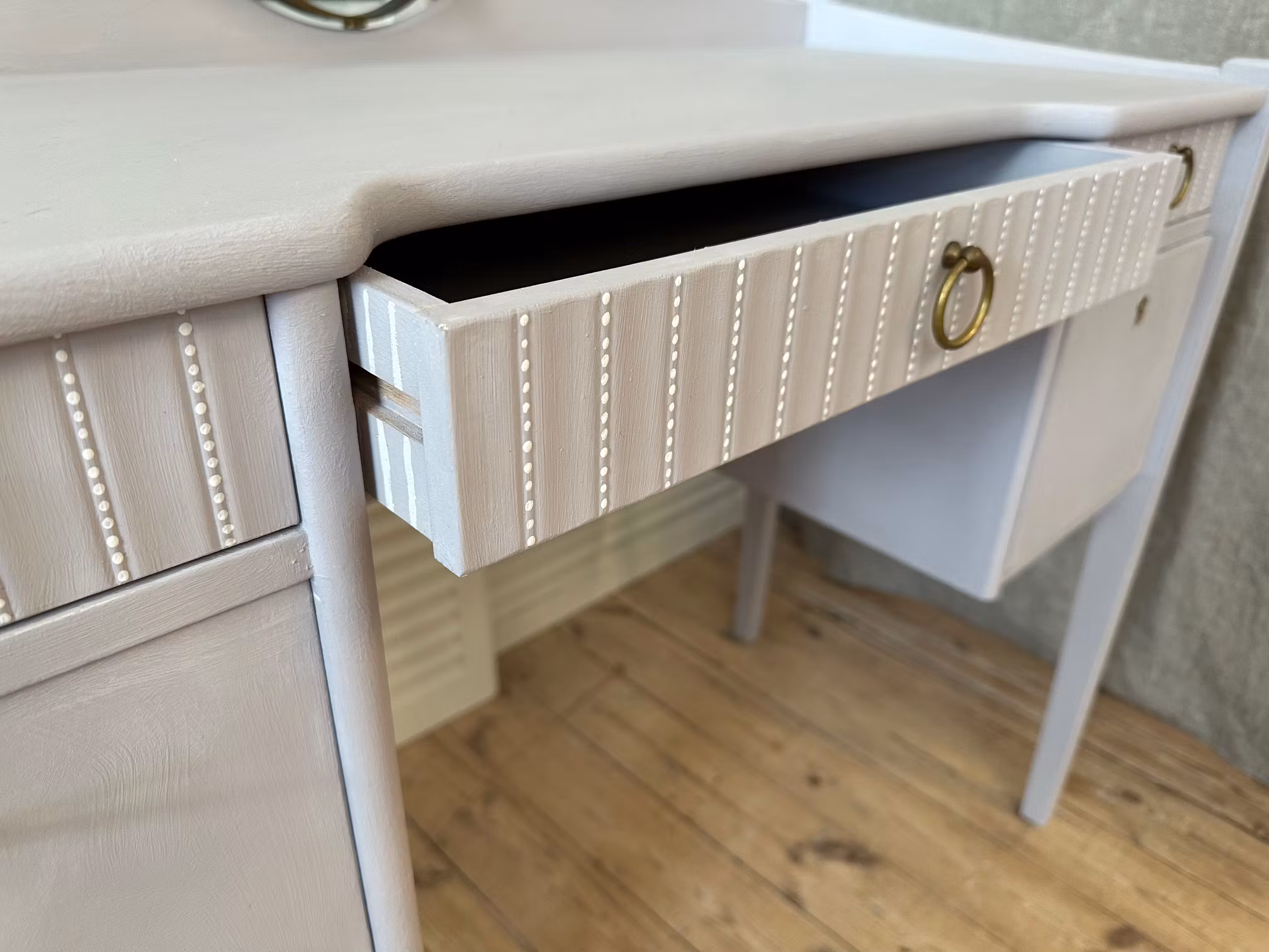 Sminkbord modell mindre