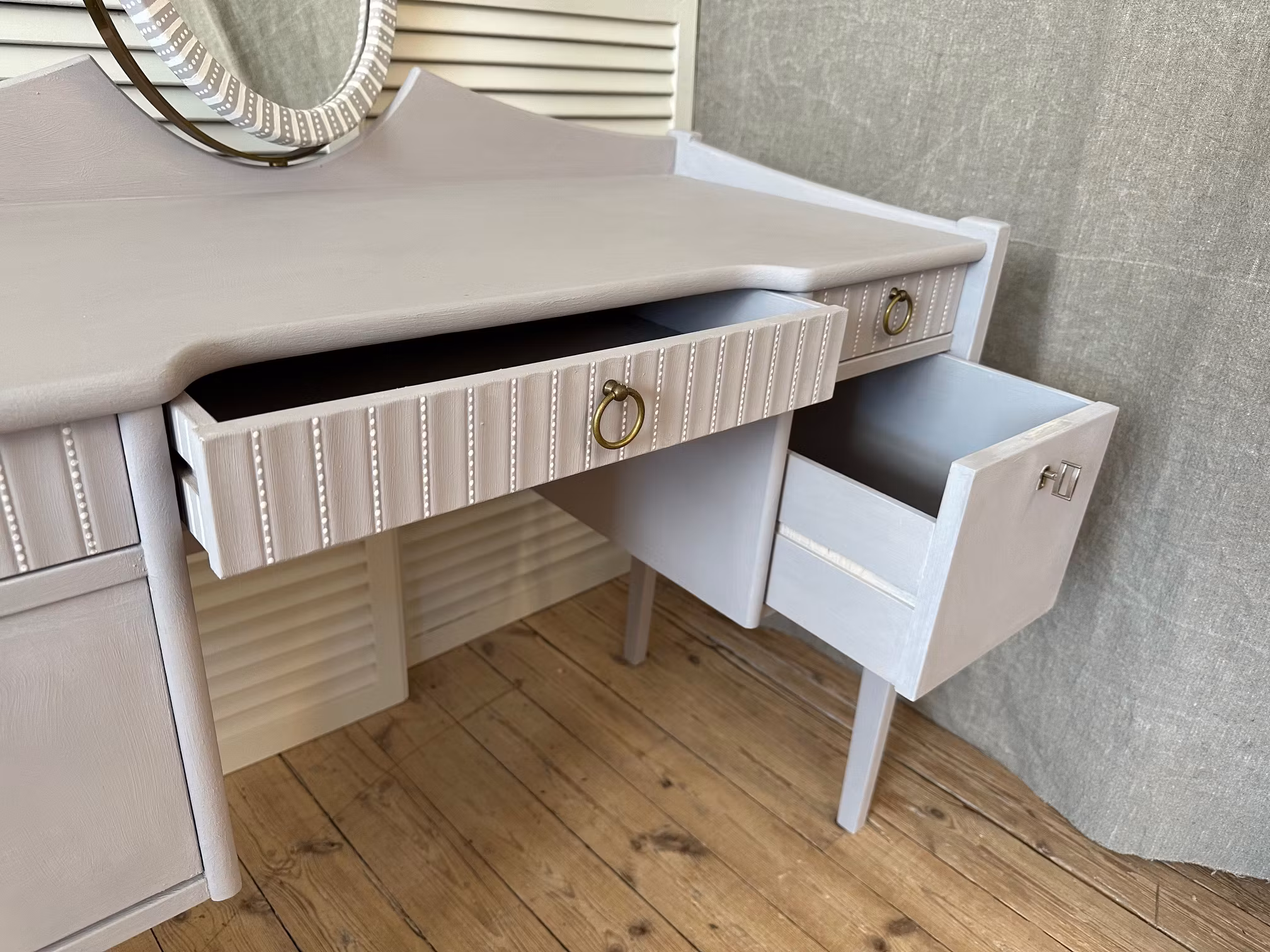 Sminkbord modell mindre