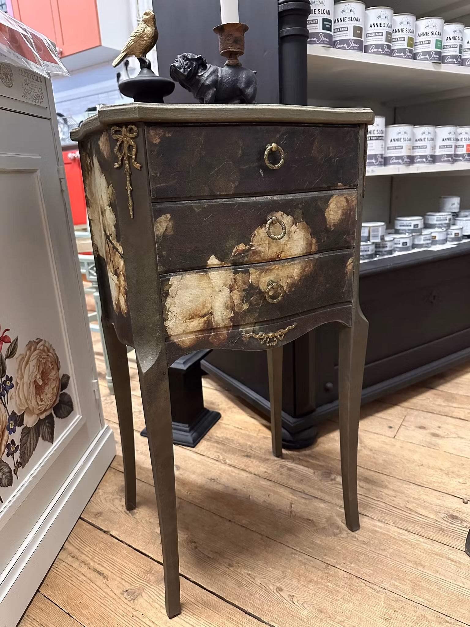 Liten byrå med Posh Chalk decoupagepapper Abundance
