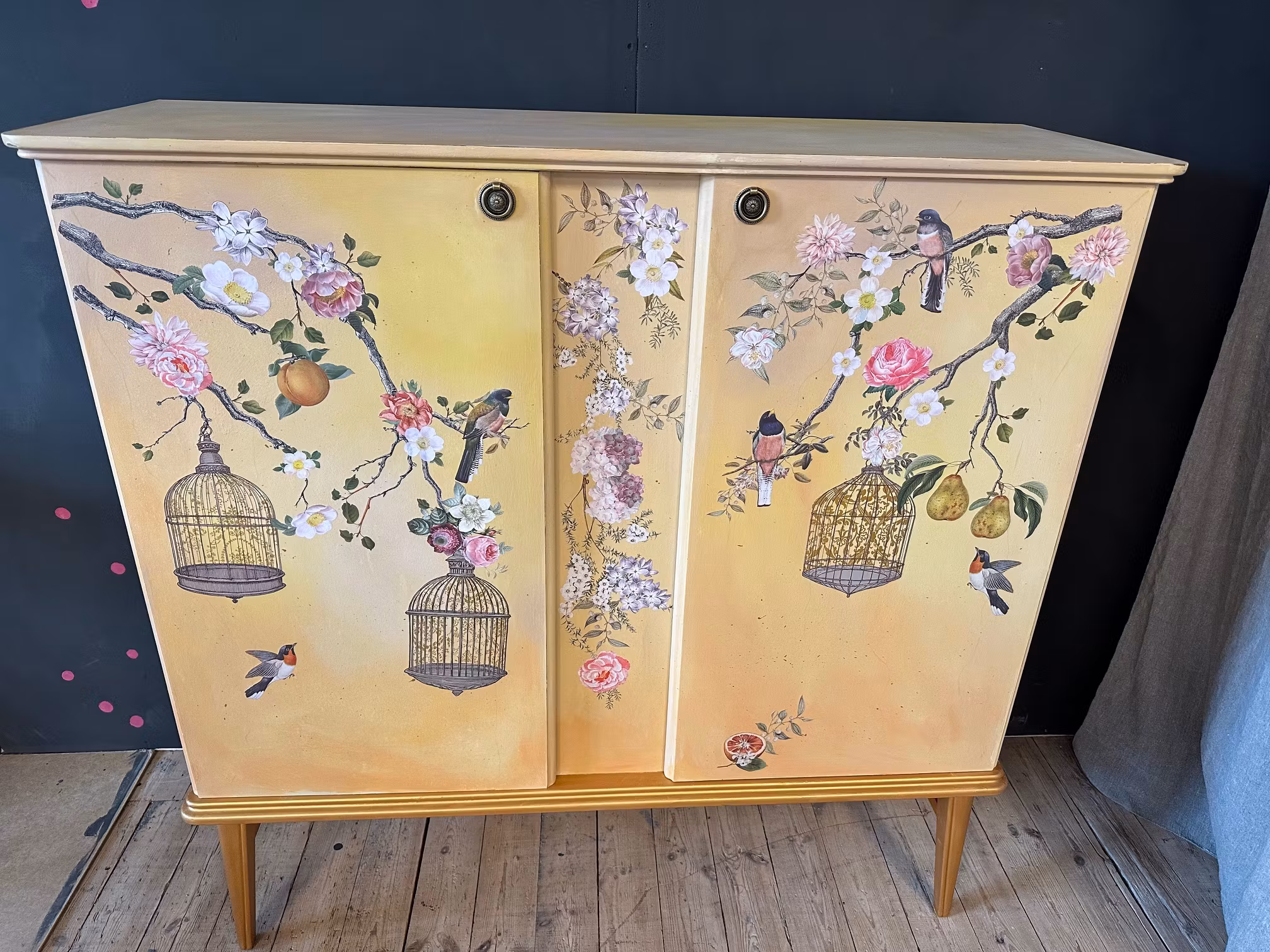 Handmålat skåp med IOD Transfer Menagerie