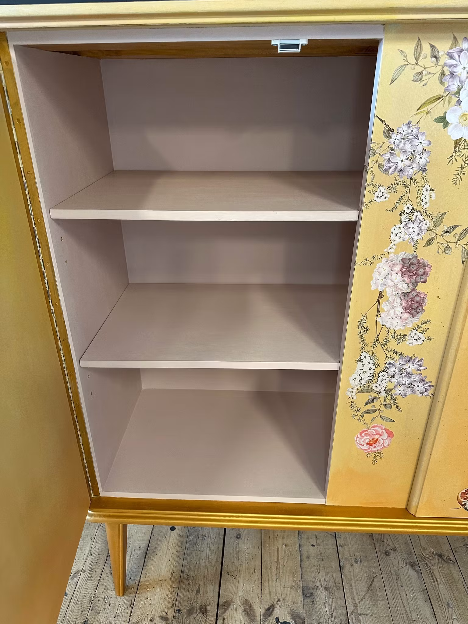 Handmålat skåp med IOD Transfer Menagerie