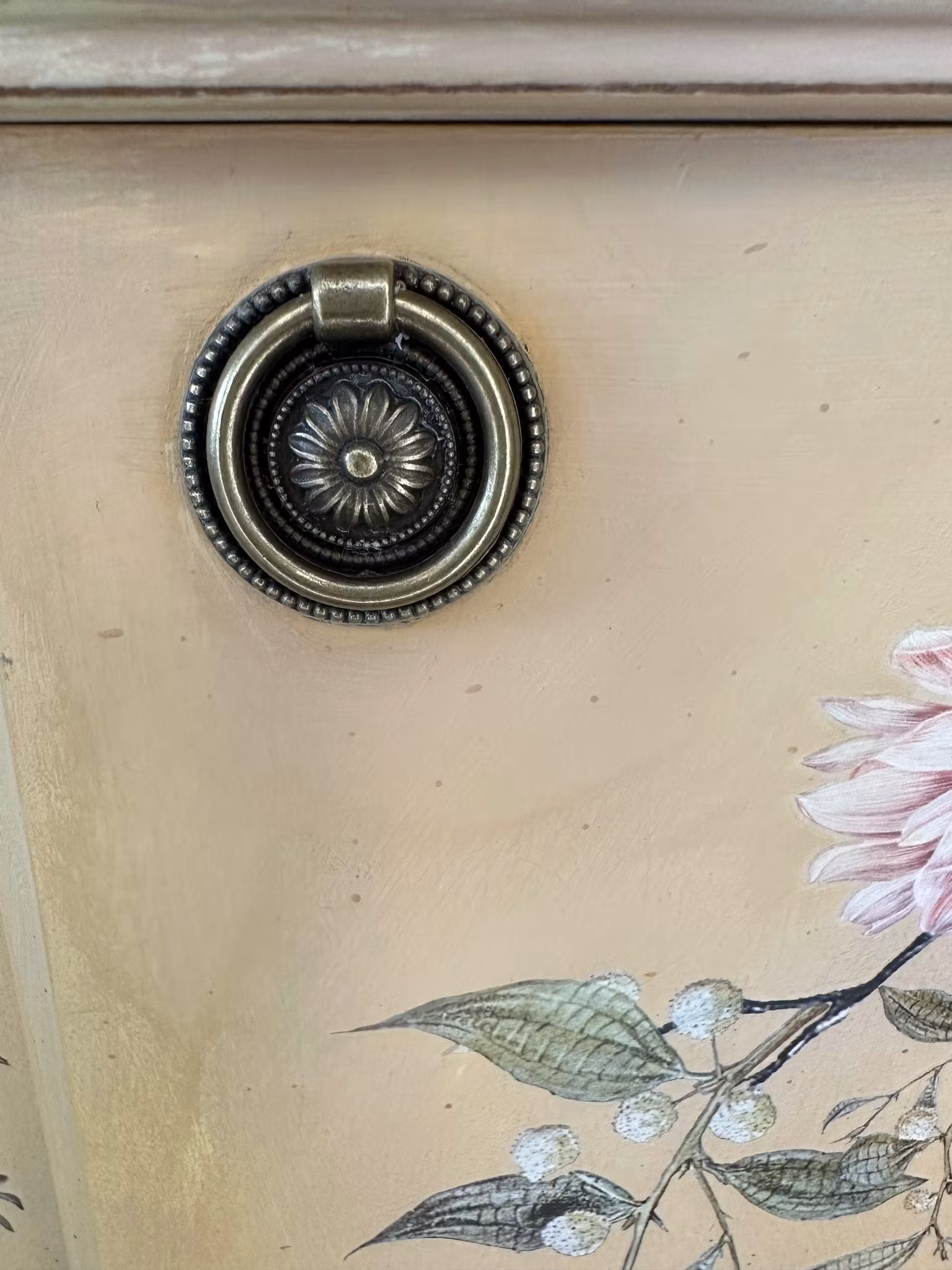 Handmålat skåp med IOD Transfer Menagerie