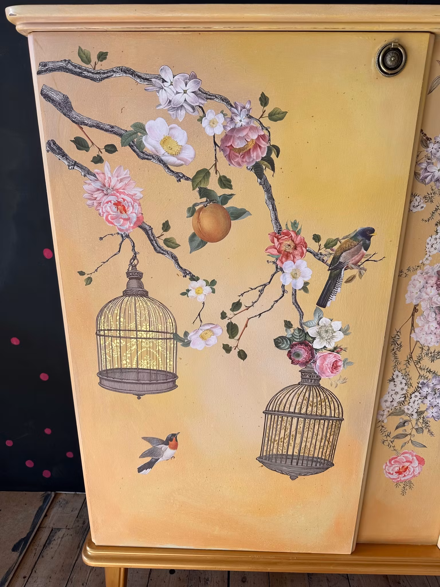 Handmålat skåp med IOD Transfer Menagerie