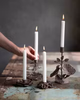 Ljusstake med romantiska rosor i metall