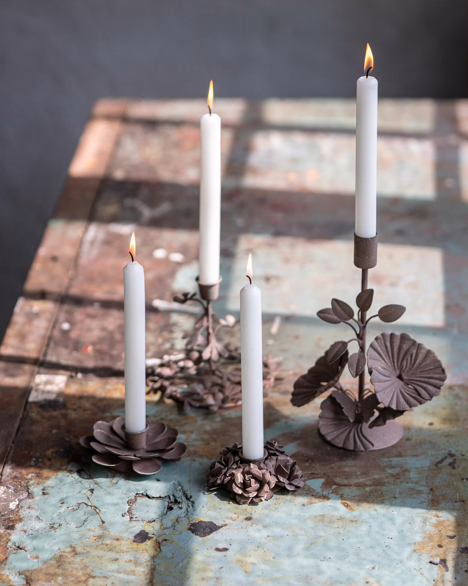 Ljusstake med romantiska rosor i metall