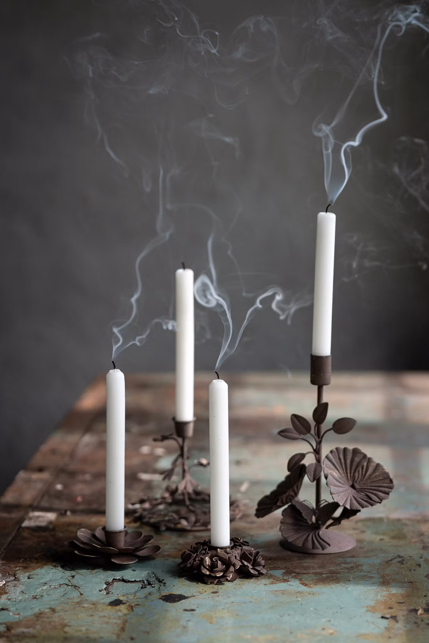 Ljusstake med romantiska rosor i metall