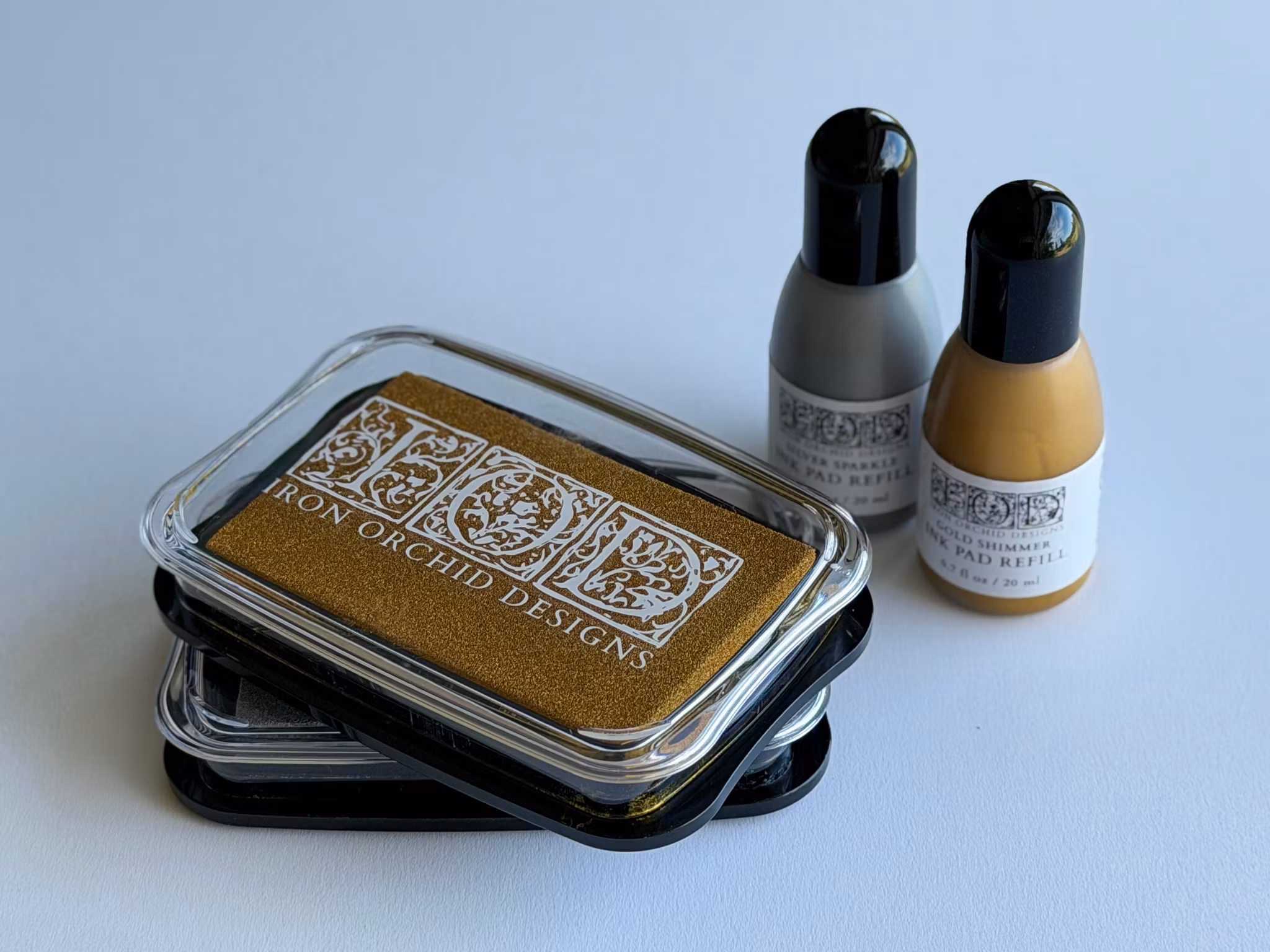 IOD Gold Shimmer pigment Ink Pad Refill 20 ml - på ingång