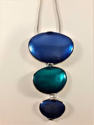 Halsband med blå och gröna plattor