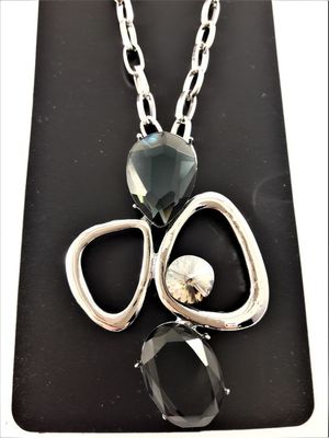 Halsband med silverfärgade detaljer och svarta stenar