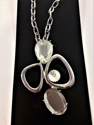 Halsband med silverfärgade detaljer och vita stenar